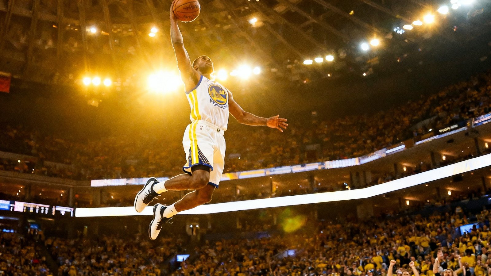 NBA篮球赛事直播中球员飞身扣篮的精彩瞬间，球馆内灯光璀璨，观众席爆满